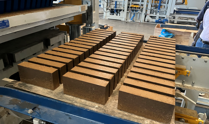 La máquina para fabricar ladrillos completamente automática ZN1500 capacita a un cliente del este de China en la utilización de recursos de lodos